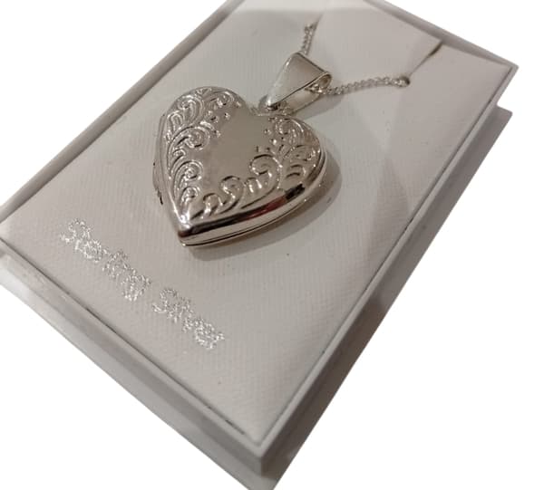 Berlock Hjärta Halsband i Äkta Silver . Alla hjärtans dag.