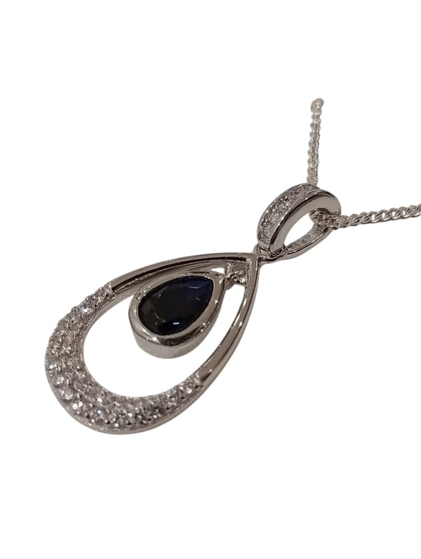Halsband i äkta silver prydd m Kubisk Zirkonia o Svart Sten