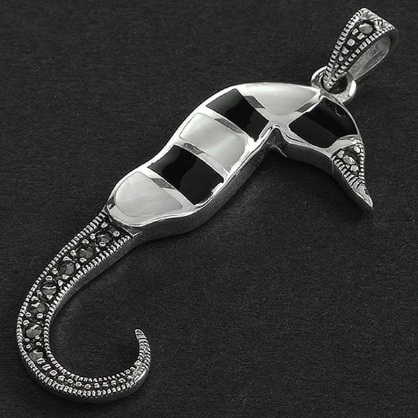 Stor Halsband i äkta silver prydd med Kubisk Zirkonia . Alla hjärtans dag