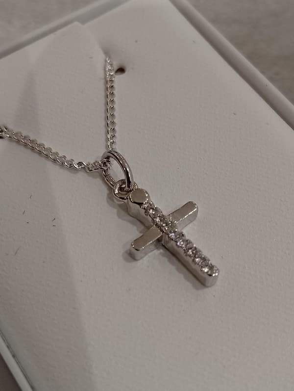 Äkta 925 Sterling Silver Liten Kors Halsband Prydd m kristaller