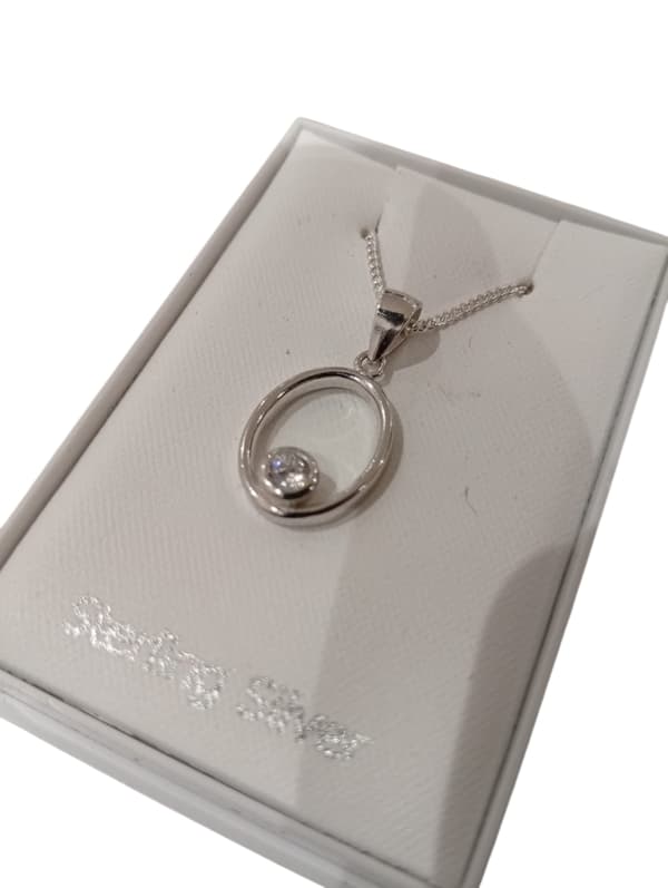 Halsband i äkta silver prydd med Kubisk Zirkonia