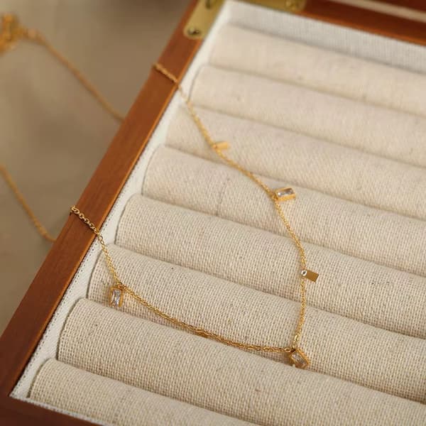 Elegant Guldpläterat Halsband med Kristaller, 40-45 cm Choker, Minimalistisk Design med Rektangulära Berlocker, Modern