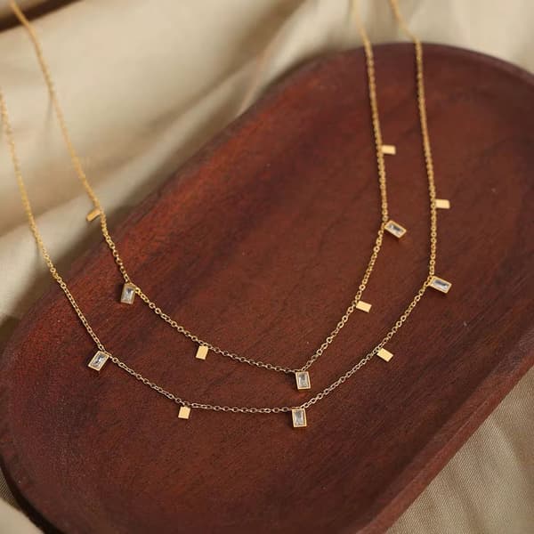Elegant Guldpläterat Halsband med Kristaller, 40-45 cm Choker, Minimalistisk Design med Rektangulära Berlocker, Modern