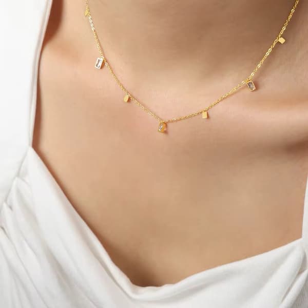 Elegant Guldpläterat Halsband med Kristaller, 40-45 cm Choker, Minimalistisk Design med Rektangulära Berlocker, Modern