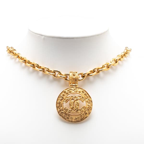 Pre-owned Chanel Gold Plated CC Round Pendant Necklace Gold