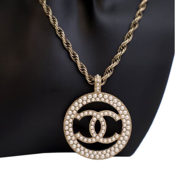 Pre-owned Chanel Gold Plated Faux Pearl CC Round Pendant Necklace Gold