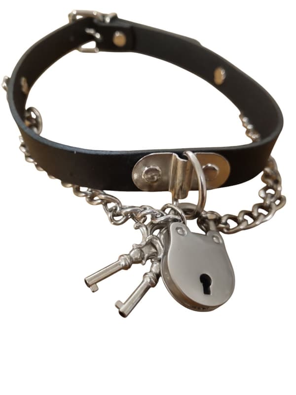 Läderhalsband med lås och kedjor