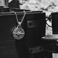 Miniatyrbild 7 av 8: HALSBAND Kompass SYMBOL AMULET Stjärnväg 140
