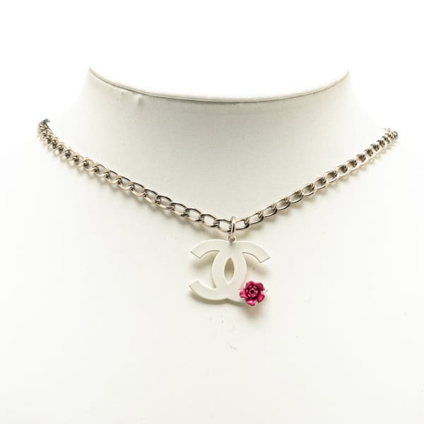 Pre-owned Chanel Silver and Resin CC Camellia Pendant Necklace Silver