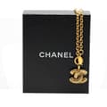 Miniatyrbillede 6 af 6: Pre-owned Chanel Gold Plated Quilted CC Pendant Necklace Gold