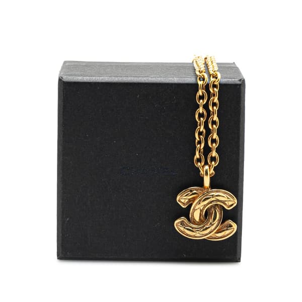 Pre-owned Chanel Gold Plated Quilted CC Pendant Necklace Gold