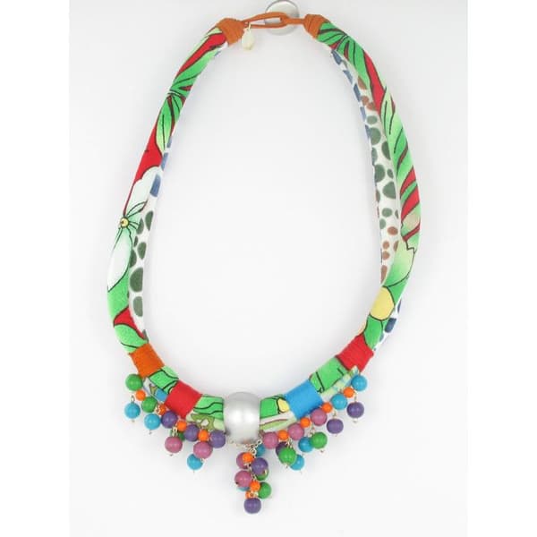 Etnisk halsband med tyg och pärlor