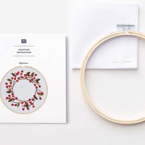 Kit för korsstygn - Ej specificerad - Nyponkrans - Ø 15 cm - Inkluderar: tyg, ram, trådar