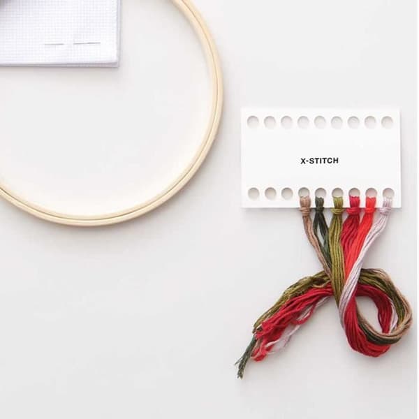 Kit för korsstygn - Ej specificerad - Nyponkrans - Ø 15 cm - Inkluderar: tyg, ram, trådar