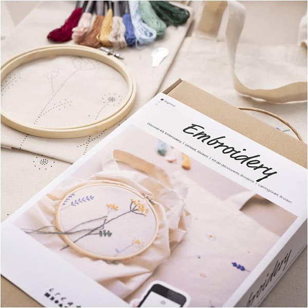 Pysselkit DIY Broderi - Blommor på Textilkasse