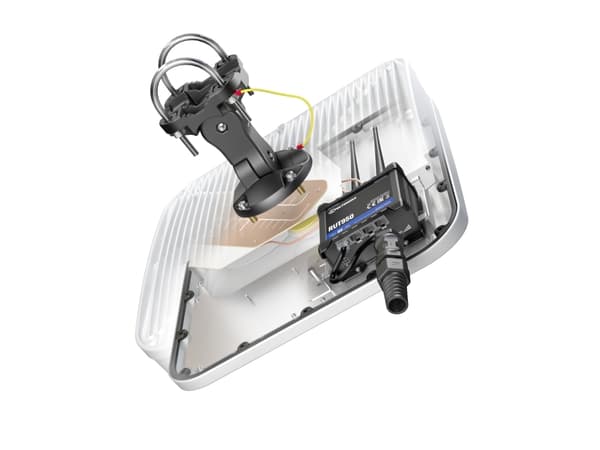 QuWireless QuMax XR LTE High Band, 13 dBi, 0.694-0.96/ 2.3-2.7 GHz, 13 dBi, 50 O, 30°, 30°