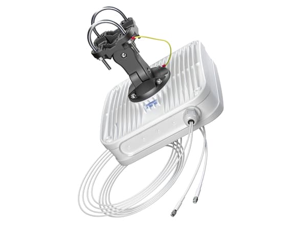 QuWireless APLM2-H, 7 dBi, 0.694-0.96/1.7-2.2/2.2-2.7 GHz, 7 dBi, 50 O, 70°, 70°