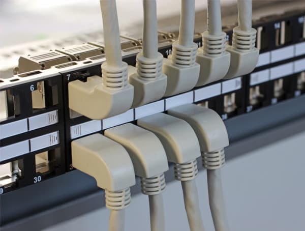 Delock - Koblingskabel - RJ-45 (hann) til RJ-45 (hann) - 1 m - SFTP - CAT 5e - 90°-kontakt, formstøpt - grå