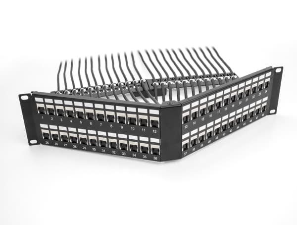 Delock - Koblingspanel - angled, with strain relief - skapmonterbar - svart, RAL 9005 - 2U - 19" - 48 porter