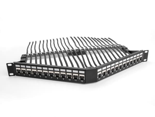 Delock - Koblingspanel - angled, with strain relief - skapmonterbar - svart, RAL 9005 - 1U - 19" - 24 porter