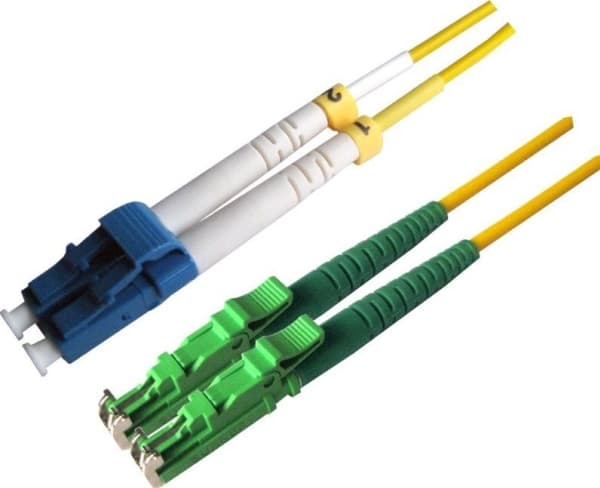 MicroConnect - Koblingskabel - LC/UPC-enkeltmodus (hann) til E2000/APC-enkeltmodus (hann) - 0.5 m - 2 mm - fiberoptisk - dupleks - 9 / 125 micron - O