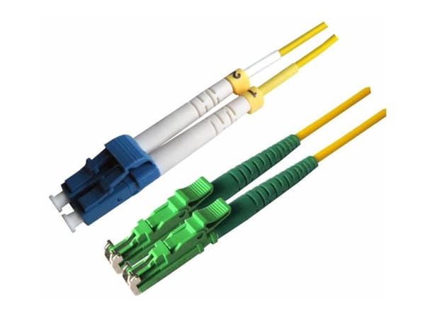 MicroConnect - Koblingskabel - LC/UPC-enkeltmodus (hann) til E2000/APC-enkeltmodus (hann) - 0.5 m - 2 mm - fiberoptisk - dupleks - 9 / 125 micron - O