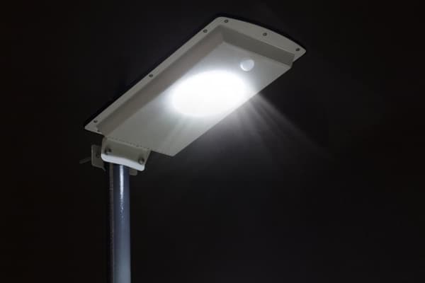 Allt-i-ett solcellslampa med PIR-sensor Modell: DJ603-9W-02