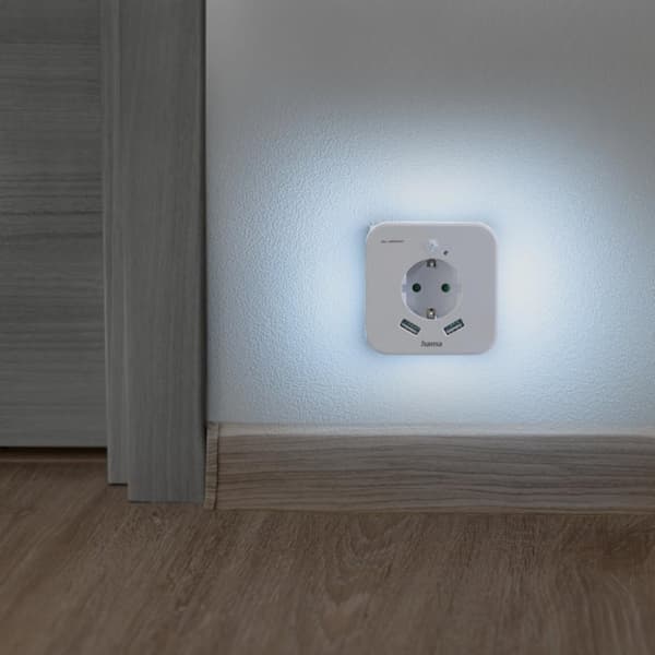 Hama Led nattlampa med Stopcontact 2 USB-portar och rörelse- och ljussensorer