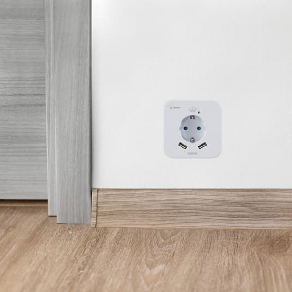 Hama Led yövalaisin Stopcontact 2 USB-portilla sekä liike- ja valoanturit