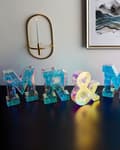 Miniatyrbilde 4 av 7: 6-delt LED-dekorasjon Flerfarget, iriserende bokstavlys Mr&amp;Mrs lysende skilt USB-pulverisert