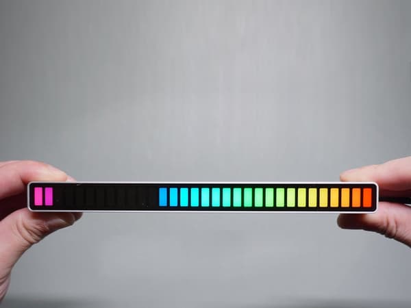 Ljudstyrd RGB LED-lampa - 18 cm