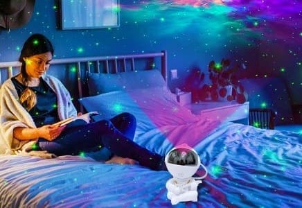 Valoisa Astronaut Galaxy -lamppu/tähtiprojektori tähtitaivaalla