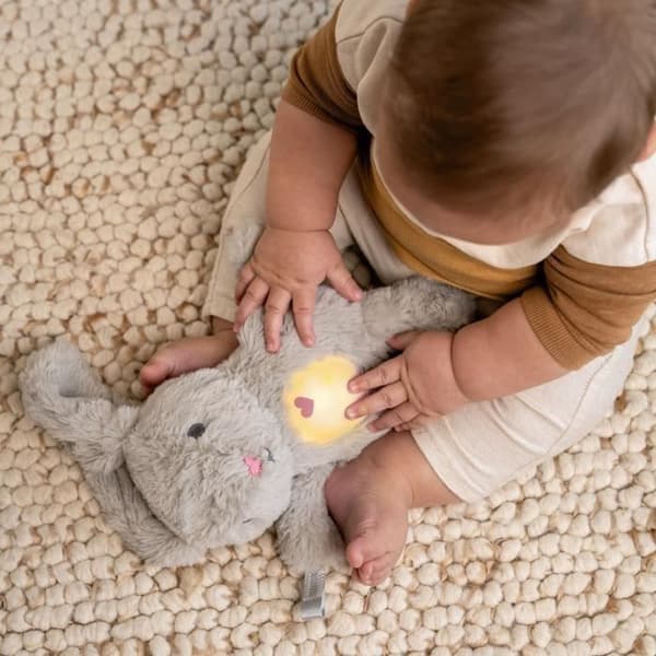 INGENUITY Nattlampa för baby, Snuttefilt kanin, mjukisdjur Sylvie, svarar på babyns gråt, musikalisk, ljus, vitt brus, och napphållare