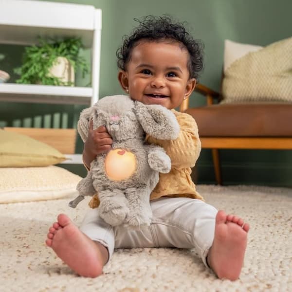 INGENUITY Nattlampa för baby, Snuttefilt kanin, mjukisdjur Sylvie, svarar på babyns gråt, musikalisk, ljus, vitt brus, och napphållare
