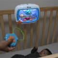 Miniatyrbild 2 av 6: BABY EINSTEIN Nattlampa - Havdrömmar - Inställning 25 min ljus, ljud, musik eller havsljud, sängfäste, fjärrkontroll