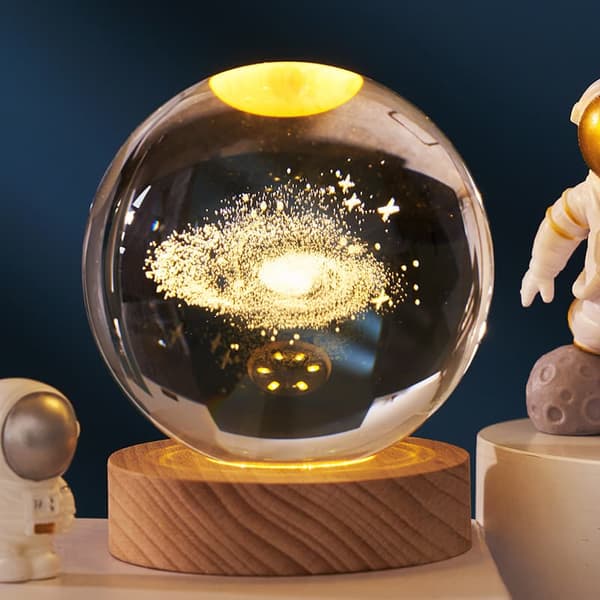 Bomclap 3D Crystal Ball -yölamppu, 60/80mm jäätelön värilamppu puisella jalustalla, aurinkokunnan kristallipalloplaneettalamppu