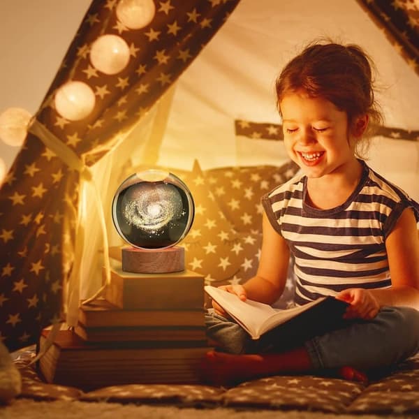 Bomclap 3D Crystal Ball -yölamppu, 60/80mm jäätelön värilamppu puisella jalustalla, aurinkokunnan kristallipalloplaneettalamppu