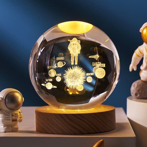 Bomclap Astronaut 3D Kristallkugel-Nattlampa - Rymdfarare i Glas med LED & Träsockel
