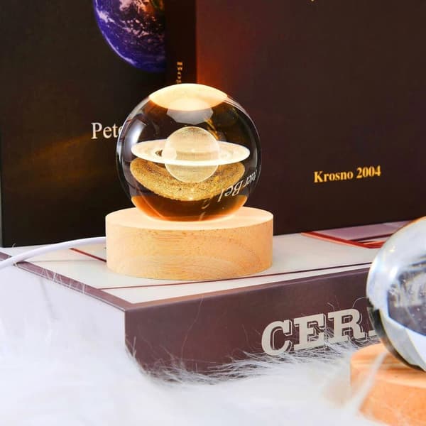 Bomclap 3D Crystal Ball -yölamppu, jäätelön värilamppu puisella jalustalla, aurinkokunnan kristallipalloplaneettalamppu, tähtitieteen lahja äidille