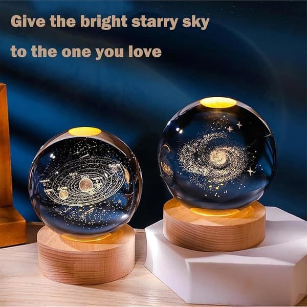 Bomclap 3D Kristallkulanattlampa, Glaskulalampa med Träställ, Astronaut Kristallkuleplanetlampa, Rymdpresent till Mamma, Barn eller Flickvän (As