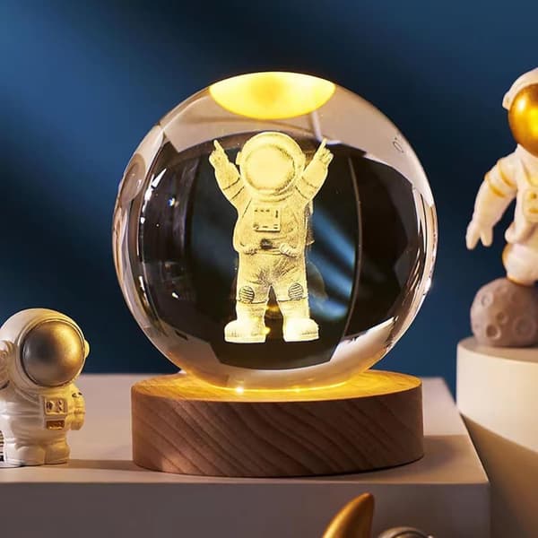 Bomclap 3D Kristallkulanattlampa, Glaskulalampa med Träställ, Astronaut Kristallkuleplanetlampa, Rymdpresent till Mamma, Barn eller Flickvän (As