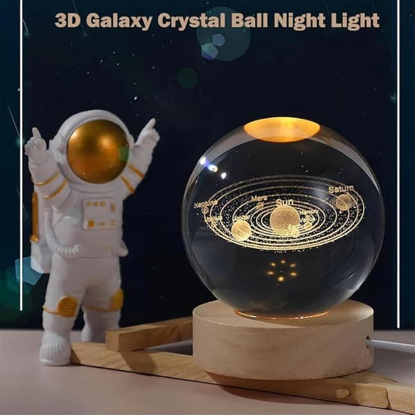 Bomclap 3D Kristallkulanattlampa, Glaskulalampa med Träställ, Astronaut Kristallkuleplanetlampa, Rymdpresent till Mamma, Barn eller Flickvän (As