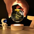 Pikkukuva 3 / 6: Bomclap 3D kristallipallo yölamppu, lasipallo puisella jalustalla, avaruusmatkailu kristallipallo planeettalamppu, tähtitieteen lahja äidille