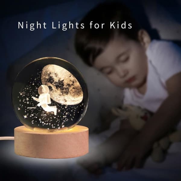 Bomclap 3D Kristallkulanattlampa, Glaskula med Träfot, Rymdresa Planetlampa i Kristallkula, Astronomigåva till Mamma, Barn, Flickvän (Rymdresela