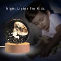 Miniatyrbild 5 av 5: Bomclap 3D Kristallkulanattlampa,  Glaskula med Träfot, Rymdresa Planetlampa i Kristallkula, Astronomigåva till Mamma, Barn, Flickvän (Rymdresela