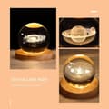 Miniatyrbillede 4 af 7: Bomclap 3D krystalkugle natlampe, 60mm glaskuglelampe med træfod. Solsystemet Krystalkugle Planet Lampe, Astronomisk Gave Til Mor, Barn, Kæreste