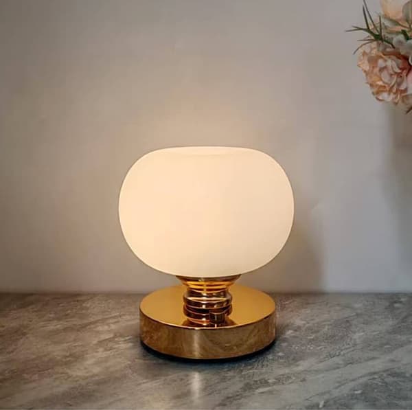 OBOSOE Bordlampe - USB Opladet LED Lampe i Metal (Guld/Hvid) | Til kontorer, stuer og soveværelser