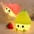 Miniatyrbillede 2 af 8: OBOSOE Sød Jordbær Natlys - Silikone Batteri Lys Til Børn & Babyer, Dæmpbar LED Natbordslampe, USB-opladning, Værelsesdekoration til pigeværelse