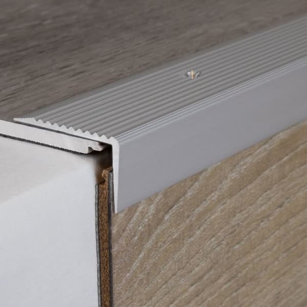 PROVISTON Trapetskydd | 20 x 40 x 1000 mm | Trapetskydd Trapphörn Kombinerad hörn i anodiserad aluminium med hål