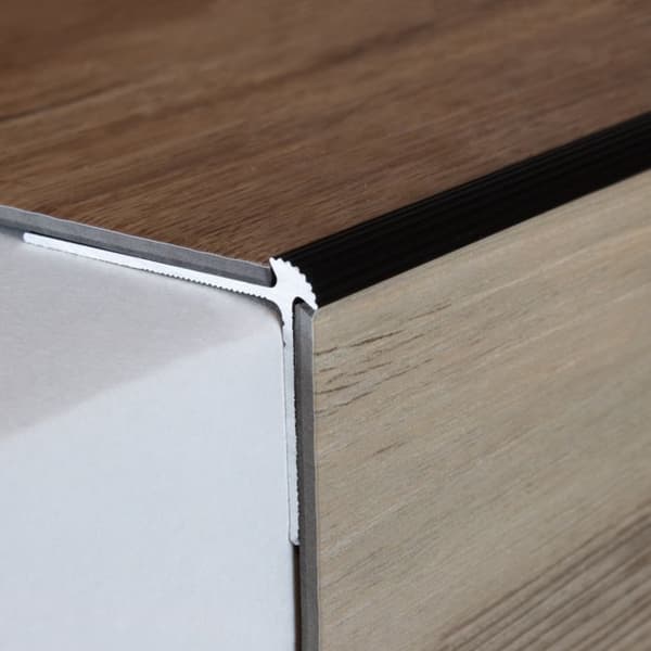 Trappa i anodiserad aluminium mörkbrons 3 x 30 x 40 x 1000 mm med hål 1 styck